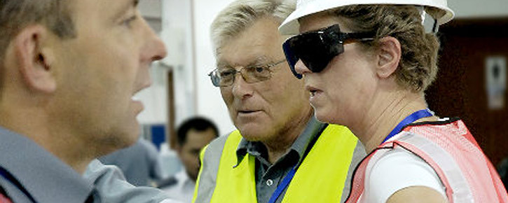 ​​Hilde Aasheim in discussion with employees in Training with Jan